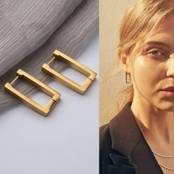 ✨Free People Celia Gold Huggie Earrings - Picture 2 of 6